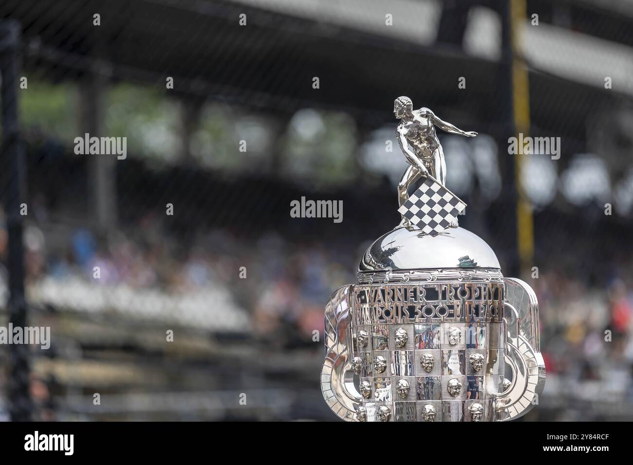 Le trophée Borg Warner se trouve devant la pagode alors que l'Indianapolis Motor Speedway accueille les Indianapolis 500 à Indianapolis, Indianapolis, INDIANA, États-Unis, NOR Banque D'Images