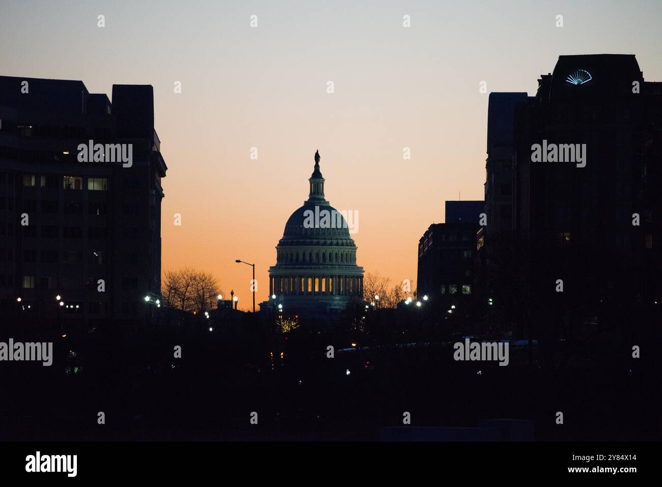 US Capitol Building Dome Sunrise Washington DC // le US Capitol Building Dome comme scène juste avant le lever du soleil du Tidal Basin à Washington DC. Banque D'Images US Capitol Building Dome Sunrise Washington DC // le US Capitol Building Dome comme scène juste avant le lever du soleil du Tidal Basin à Washington DC. Banque D'Images