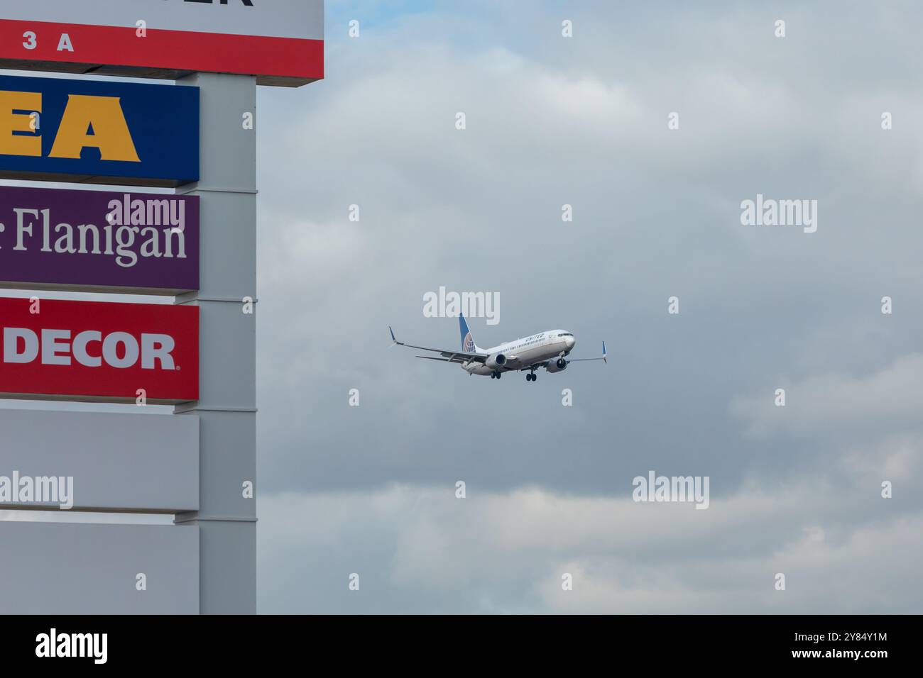 Elizabeth, New Jersey - 2 octobre 2024 : un Boeing 737-924 de United Airlines atterrit à l'aéroport international Newark Liberty (EWR) Banque D'Images