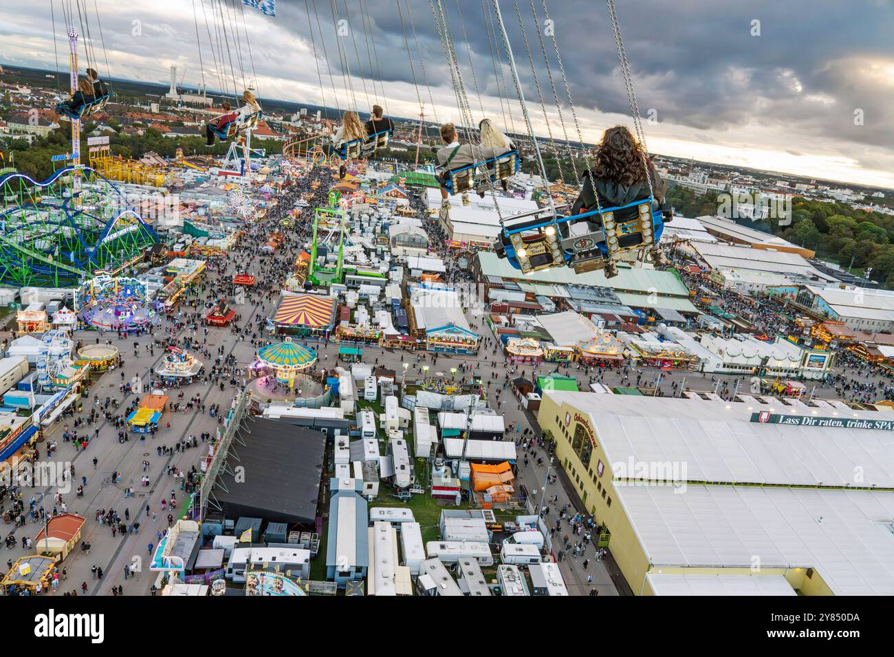 Flug durch den Münchner Himmel, vom Kettenflieger Bayern Tower bietet sich ein toller Blick auf das Oktoberfest, München, Oktober 2024 Deutschland, München, Oktober 2024, Wiesnbesucher genießen den Flug durch den Münchner Himmel, in 90 Metern Höhe haben sie einen wunderbaren Blick über das Oktoberfest, Kettenflieger Bayern Tower, 90 Meter hohes Kettenkarussell, Theresienwiese, Fahrgeschäft gehört Schausteller Egon Kaiser, Mittwochabend, Himmel bewölkt, Wiesnwetter, bayerisch, Volksfest, Herbst, Bayern, *** vol à travers le ciel de Munich, de la tour Kettenflieger Bayern il y a une vue magnifique Banque D'Images