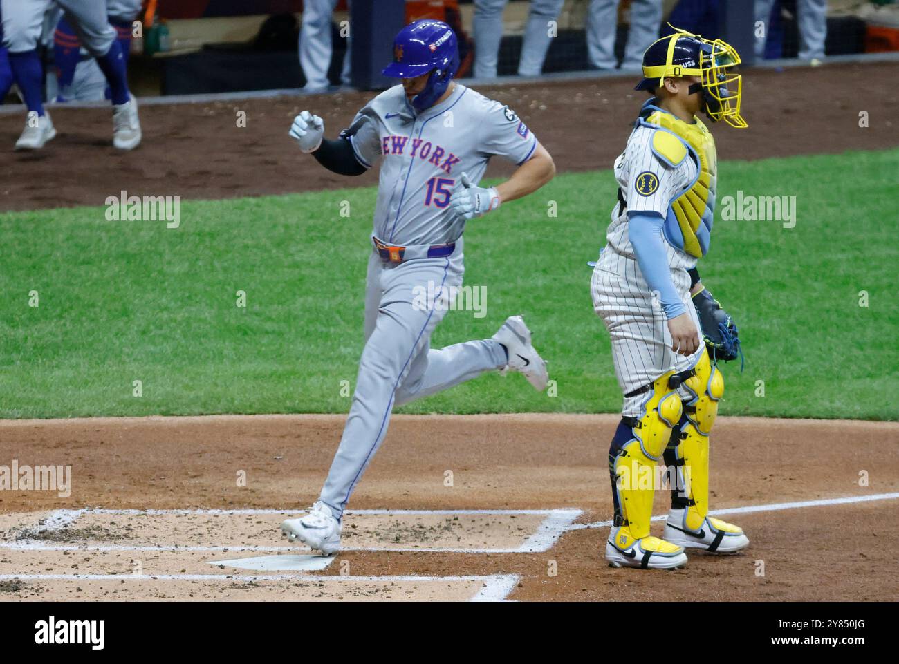 Milwaukee, États-Unis. 02 octobre 2024. Tyrone Taylor, le joueur du centre des mets de New York, marque sur une mouche sacrifice frappée par Francisco Lindor en deuxième manche contre les Brewers de Milwaukee dans le deuxième match de la série Wild Card de la Ligue nationale MLB à American Family Field à Milwaukee, Wisconsin, le mercredi 2 octobre 2024. Photo de Tannen Maury/UPI crédit : UPI/Alamy Live News Banque D'Images