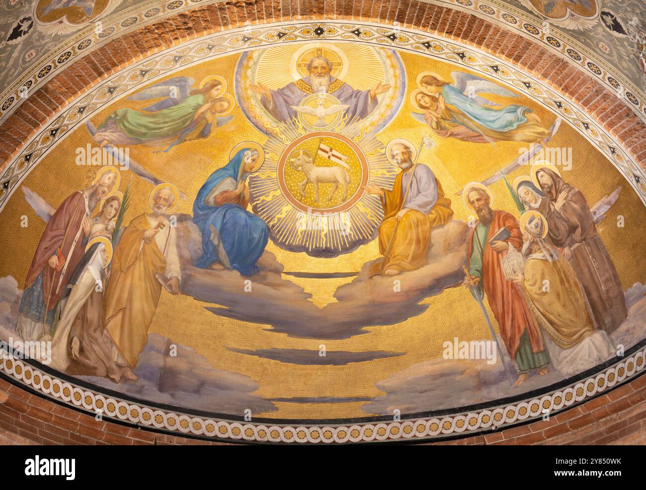 PAVIE, ITALIE - 9 SEPTEMBRE 2024 : fresque de la Sainte Trinité parmi les saints dans l'abside principale de l'église Chiesa di San Teodoro. Banque D'Images
