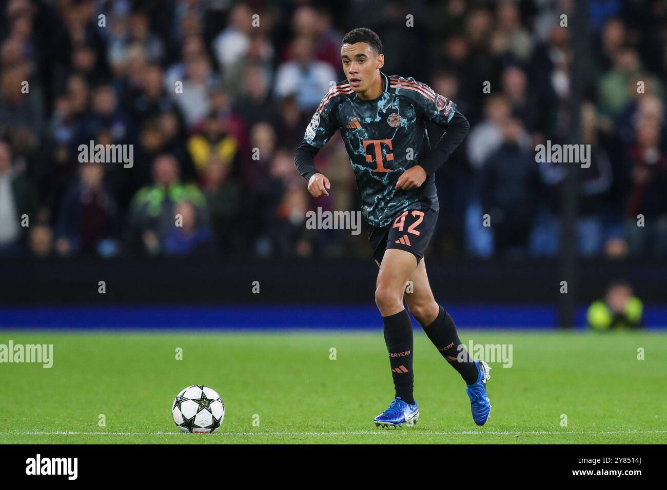 Birmingham, Royaume-Uni. 02 octobre 2024. Jamal Musiala du Bayern Munich lors du match de l'UEFA Champions League League Aston Villa vs Bayern Munich à Villa Park, Birmingham, Royaume-Uni, 2 octobre 2024 (photo de Gareth Evans/News images) crédit : News images LTD/Alamy Live News Banque D'Images