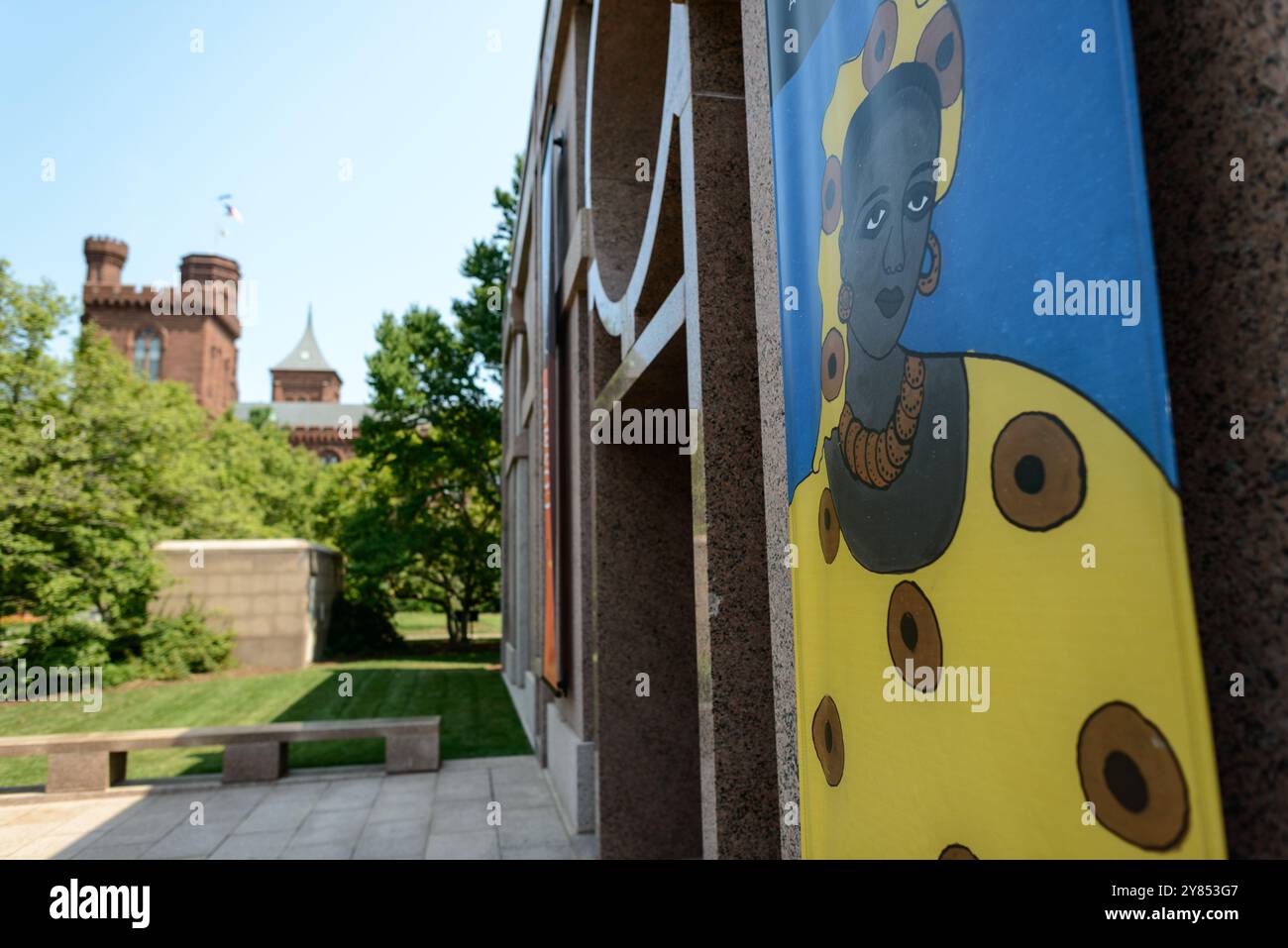 WASHINGTON DC — L'extérieur du Musée national d'art africain Smithsonian, qui a ouvert à son emplacement actuel en 1987 comme une installation principalement souterraine derrière le château de Smithsonian sur le National Mall. Le musée est dédié à l'art africain ancien et contemporain et est le seul musée national aux États-Unis consacré exclusivement à la collection, l'exposition, la conservation et l'étude des arts de l'Afrique. L'installation a été conçue pour préserver le paysage historique du National Mall tout en offrant une galerie moderne et des espaces de stockage sous terre. Dans le cadre du Smithso Banque D'Images