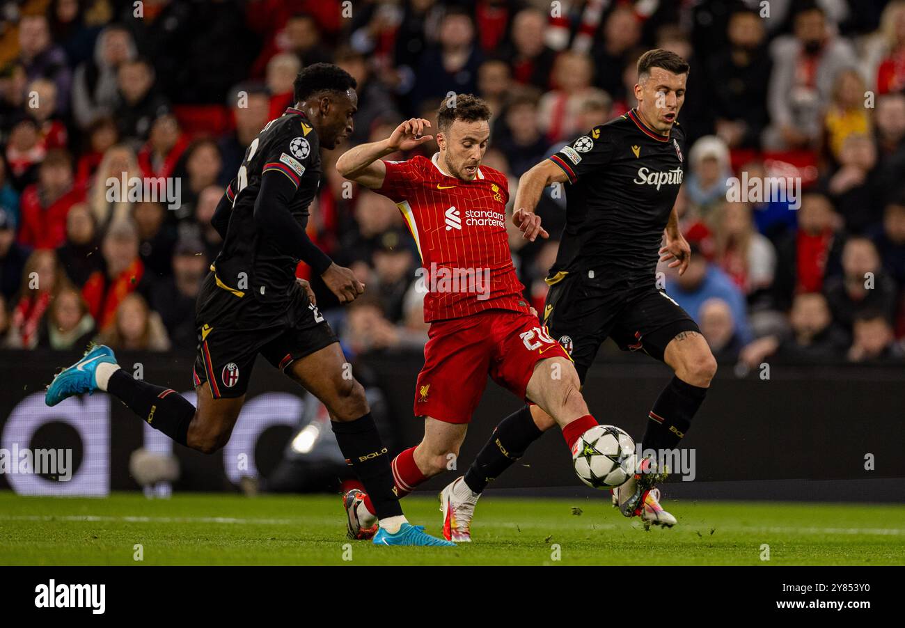 Liverpool. 3 octobre 2024. Diogo Jota (C) de Liverpool concourt lors du match de deuxième tour de l'UEFA Champions League entre Liverpool FC et Bologna FC à Liverpool, Grande-Bretagne, Oct. 2, 2024. Crédit : Xinhua/Alamy Live News Banque D'Images