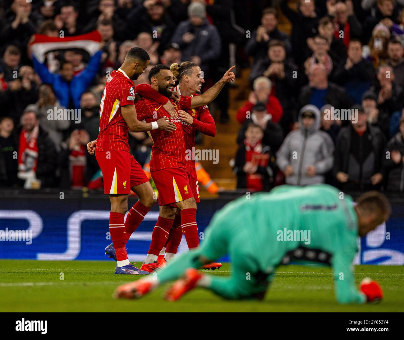Liverpool. 3 octobre 2024. Mohamed Salah de Liverpool (2e l) célèbre avec ses coéquipiers après avoir marqué lors du match de deuxième tour de l'UEFA Champions League entre Liverpool FC et Bologna FC à Liverpool, Grande-Bretagne, Oct. 2, 2024. Crédit : Xinhua/Alamy Live News Banque D'Images