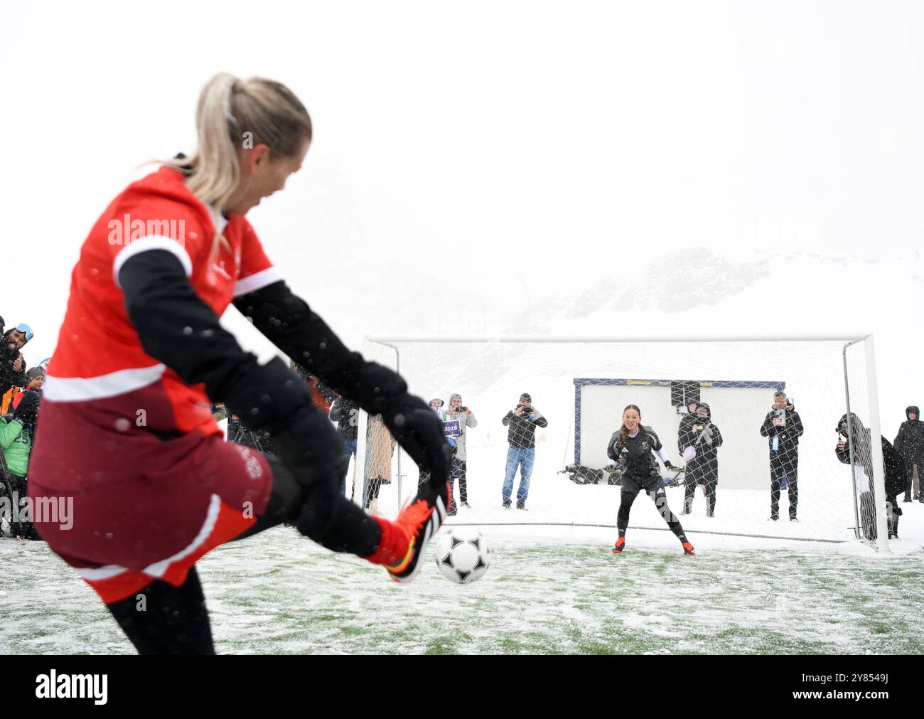 Grindelwald, Suisse. 1er octobre 2024. Une joueuse de Team Switzerland frappe le ballon lors de l'événement de lancement de la vente des billets pour le prochain EURO féminin de l'UEFA 2025 au Jungfraujoch, plus de 3 000 mètres de haut dans l'Oberland bernois, Suisse, Oct. 1er, 2024. Crédit : Lian Yi/Xinhua/Alamy Live News Banque D'Images