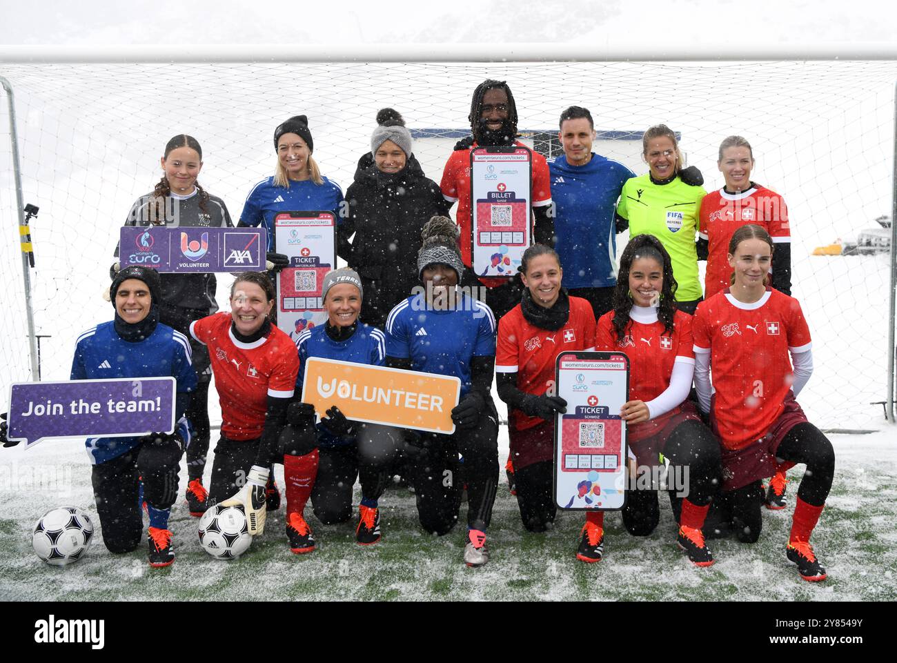 Grindelwald, Suisse. 1er octobre 2024. Les membres de l'équipe Suisse et Europe posent pour les photos lors de l'événement de lancement de la vente des billets de l'EURO féminin 2025 de l'UEFA au Jungfraujoch, à plus de 3 000 mètres de haut dans l'Oberland bernois, Suisse, Oct. 1er, 2024. Crédit : Lian Yi/Xinhua/Alamy Live News Banque D'Images