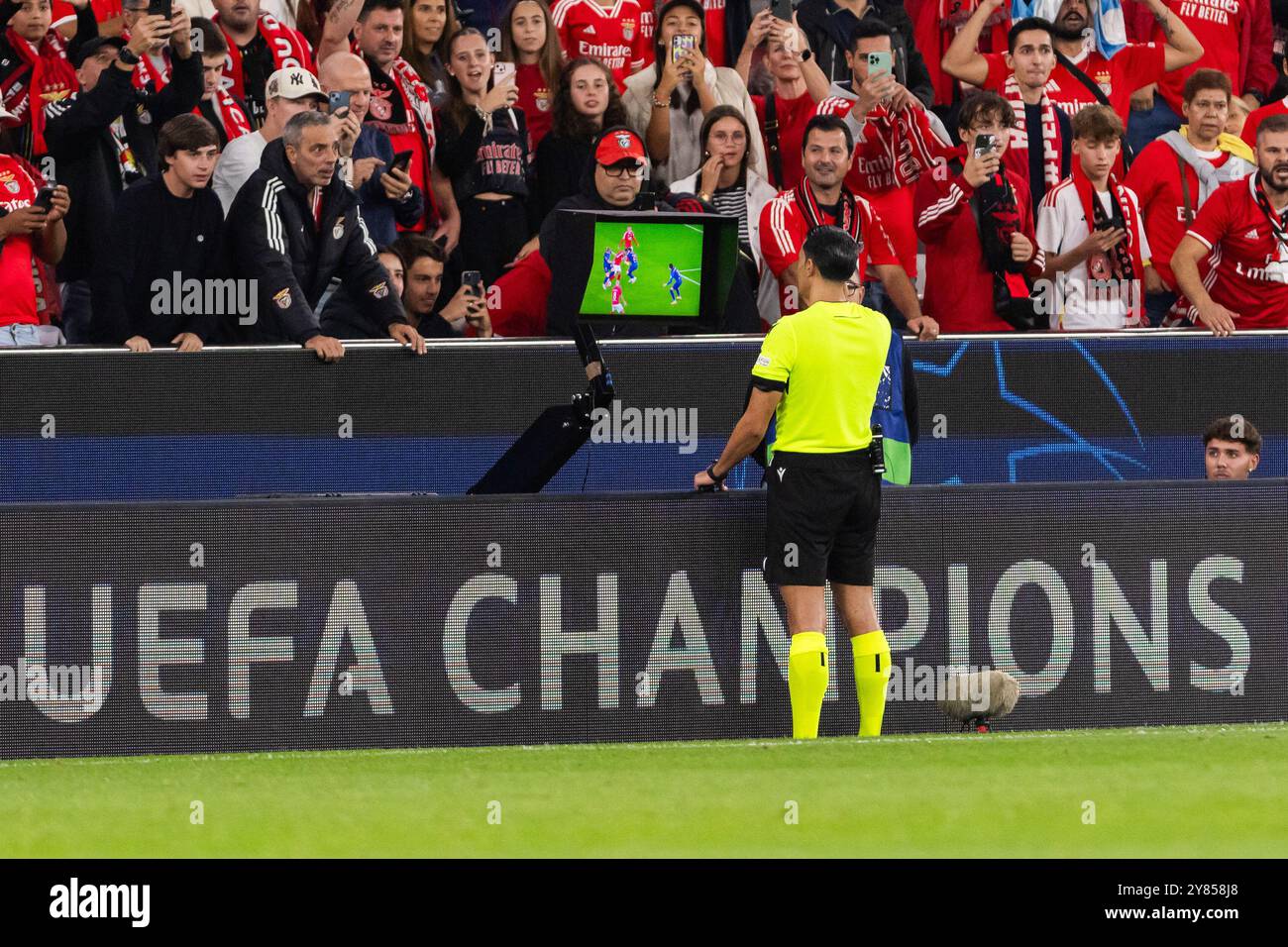 Lisbonne, Portugal. 02 octobre 2024. L'arbitre Serdar Gozubuyuk est vu en train de consulter des images de VAR (Video Assistant Referee) lors du match de football de l'UEFA Champions League entre SL Benfica et Atletico Madrid au stade Estadio da Luz. (Score final : SL Benfica 4 - 0 Atletico Madrid) (photo Hugo Amaral/SOPA images/SIPA USA) crédit : SIPA USA/Alamy Live News Banque D'Images