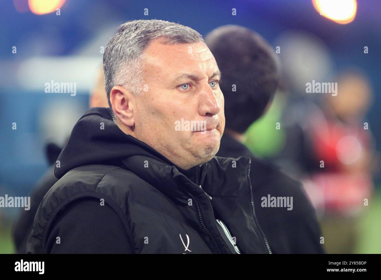 Saint-Pétersbourg, Russie. 02 octobre 2024. Zaurbek Tedeev, entraîneur-chef d'Akron, regarde pendant le match de football de la Coupe Fonbet de Russie entre Zenit Saint-Pétersbourg et Akron Tolyatti à Gazprom Arena. Score final ; Zenit 5:1 Akron. Crédit : SOPA images Limited/Alamy Live News Banque D'Images