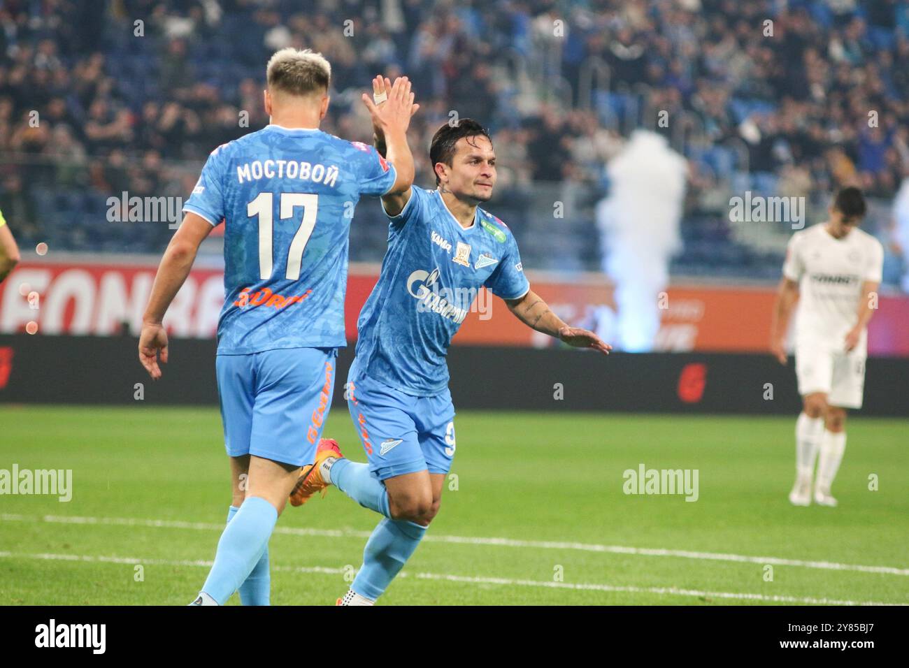 Saint-Pétersbourg, Russie. 02 octobre 2024. Andrey Mostovoy (17 ans) et Artur Victor Guimaraes, connu sous le nom d'Artur (9 ans) de Zenit célèbrent après avoir marqué un but lors du match de football de la Coupe Fonbet de Russie entre Zenit Saint-Pétersbourg et Akron Tolyatti à Gazprom Arena. Score final ; Zenit 5:1 Akron. Crédit : SOPA images Limited/Alamy Live News Banque D'Images