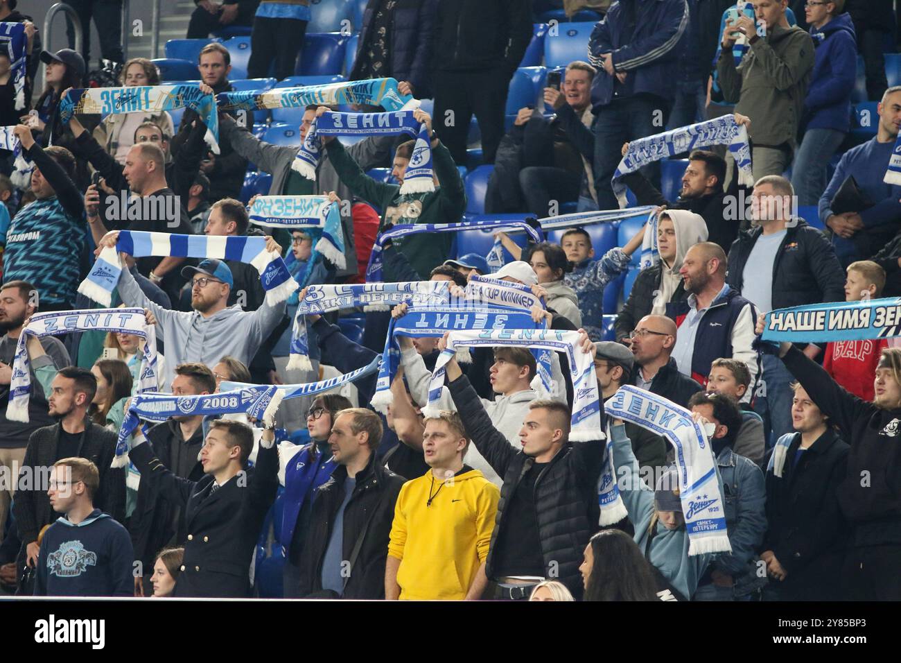 Saint-Pétersbourg, Russie. 02 octobre 2024. Les fans de Zenit ont vu des acclamations lors du match de football de la Coupe Fonbet de Russie entre Zenit Saint-Pétersbourg et Akron Tolyatti à Gazprom Arena. Score final ; Zenit 5:1 Akron. (Photo de Maksim Konstantinov/SOPA images/SIPA USA) crédit : SIPA USA/Alamy Live News Banque D'Images