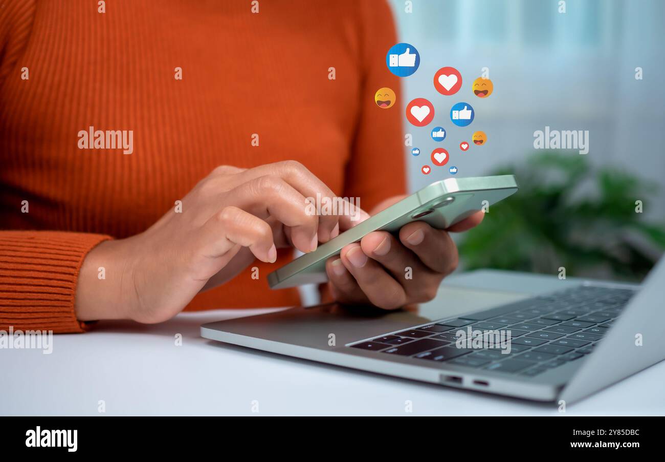 Médias sociaux et concepts de technologie, la main de la femme tient un téléphone et il y a une icône de médias sociaux, communication dans la société en ligne, chat en ligne Banque D'Images