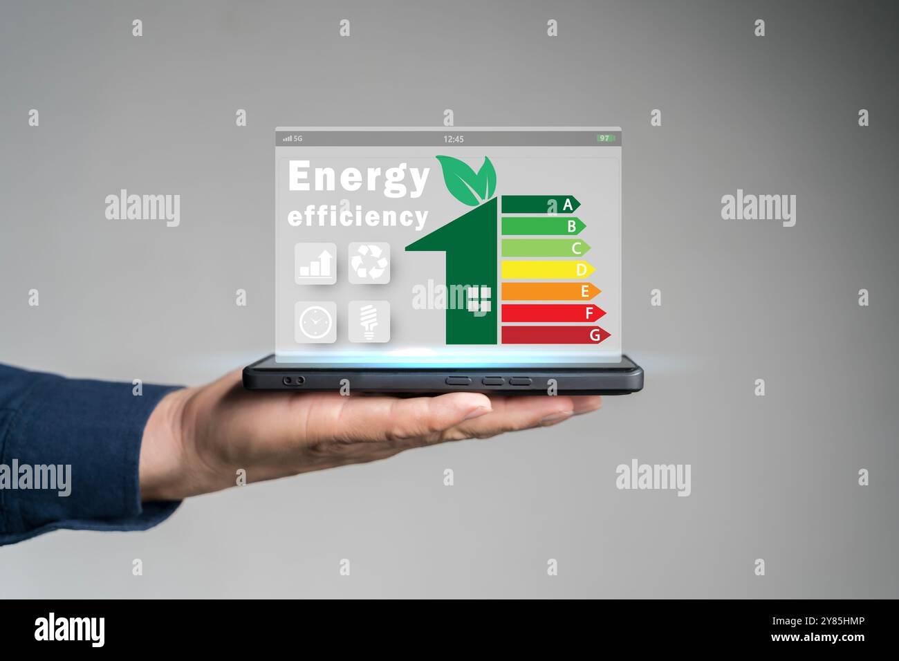 Concept d'efficacité énergétique. Personne utilisant la tablette avec l'icône d'évaluation de l'efficacité énergétique sur l'écran virtuel pour l'étiquette de taux de construction de maison économe en énergie aud Banque D'Images