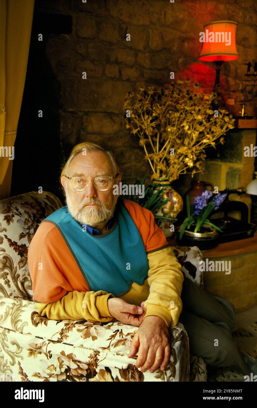 Norman peignant acteur britannique qui joue Phil Archer dans l'émission de radio de la BBC The Archers à la maison dans sa ferme dans les Midlands vers les années 1985 1980 Royaume-Uni HOMER SYKES Banque D'Images