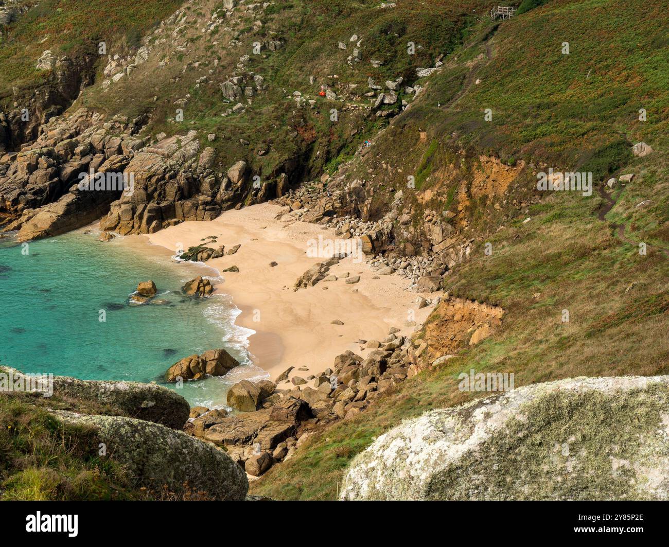 La belle, petite plage de Porth Chapel près de Porthcurno sur la côte sud des Cornouailles par un jour ensoleillé de septembre, Cornwall, Angleterre, Royaume-Uni Banque D'Images