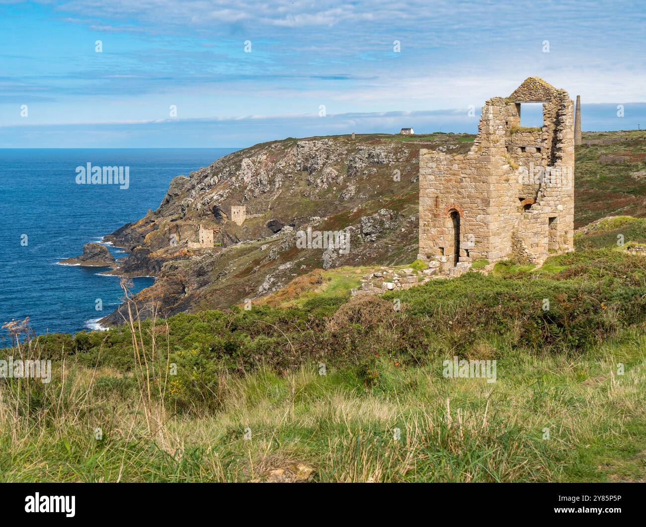 Ruines de Wheal Edward et les couronnes (au loin) maisons de moteurs de mine d'étain à Botallack près de Land's End, Cornwall, Angleterre, Royaume-Uni Banque D'Images