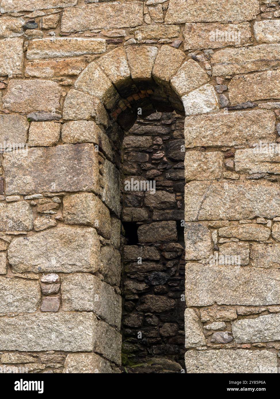 Arc romain dans le mur de la vieille maison de moteur de mine d'étain de Cornish construit à partir de granit de Cornish, Botallack près de Land's End, Cornwall, Angleterre, Royaume-Uni. Banque D'Images