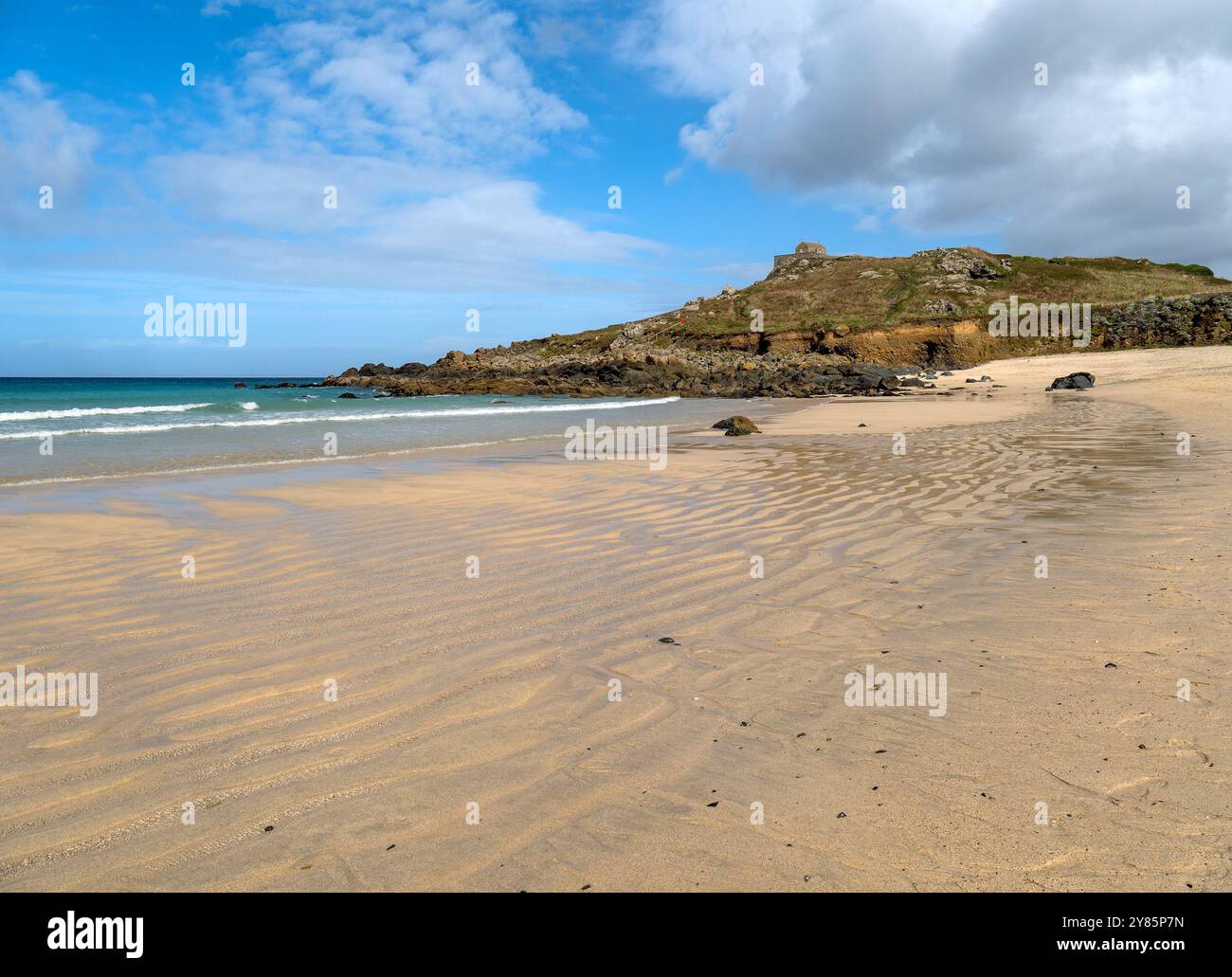 Belle plage de sable de Porthmeor avec le promontoire de l'île et la chapelle dans la distance sur une journée ensoleillée de septembre, offert Ives, Cornwall, Angleterre, Royaume-Uni Banque D'Images