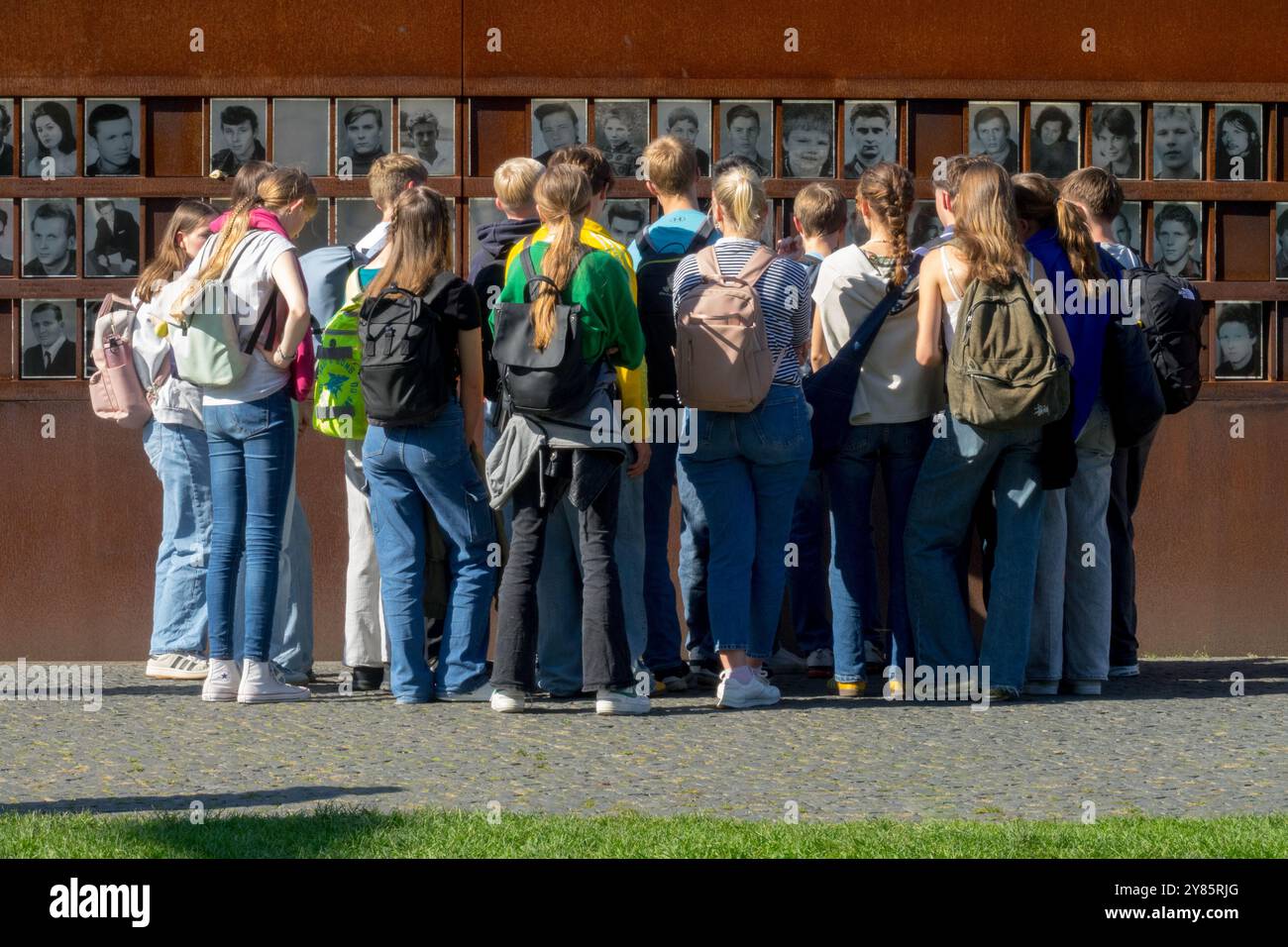 Devant les victimes, le mémorial du mur de Berlin - Gedenkstätte Berliner Mauer jeunes touristes Tourisme visiteurs Teenagers School Group Banque D'Images