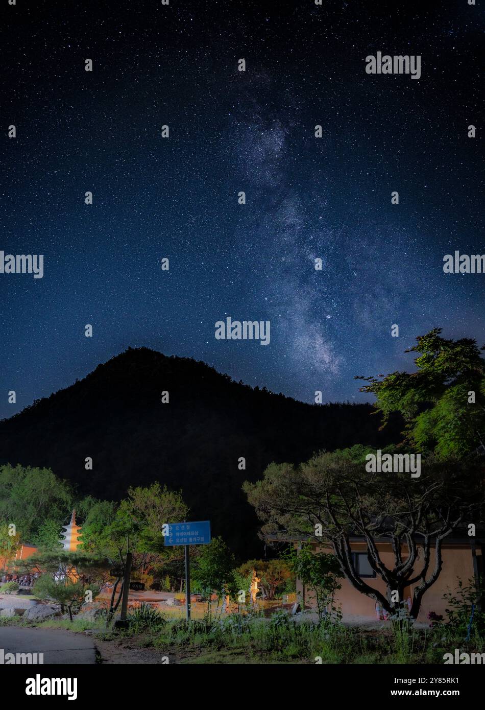 Capturée à Yeongwol, cette photo montre la voie Lactée qui brille au-dessus d'un temple, avec une montagne sereine en arrière-plan sous le ciel nocturne. Banque D'Images