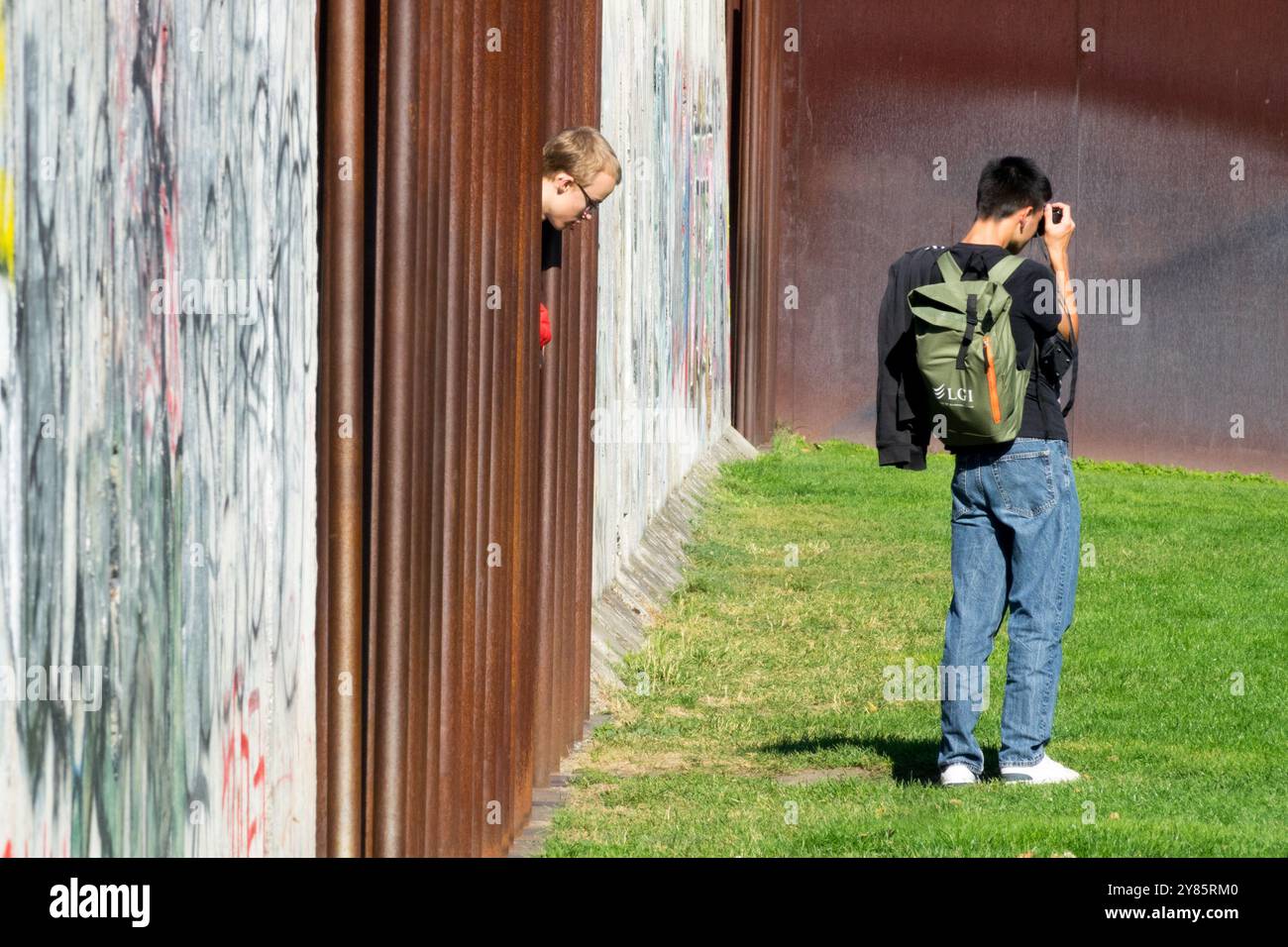 Teen Boy adolescent faisant des photos adolescents, Mémorial du mur de Berlin - Gedenkstätte Berliner Mauer, Berlin Allemagne Europe Banque D'Images