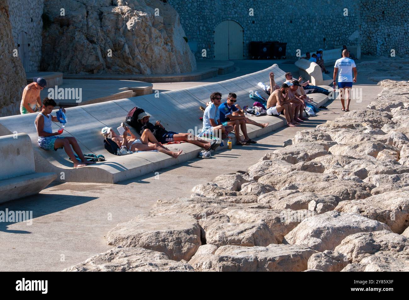 Plage des Catalans, le solarium en béton. Marseille, France Banque D'Images