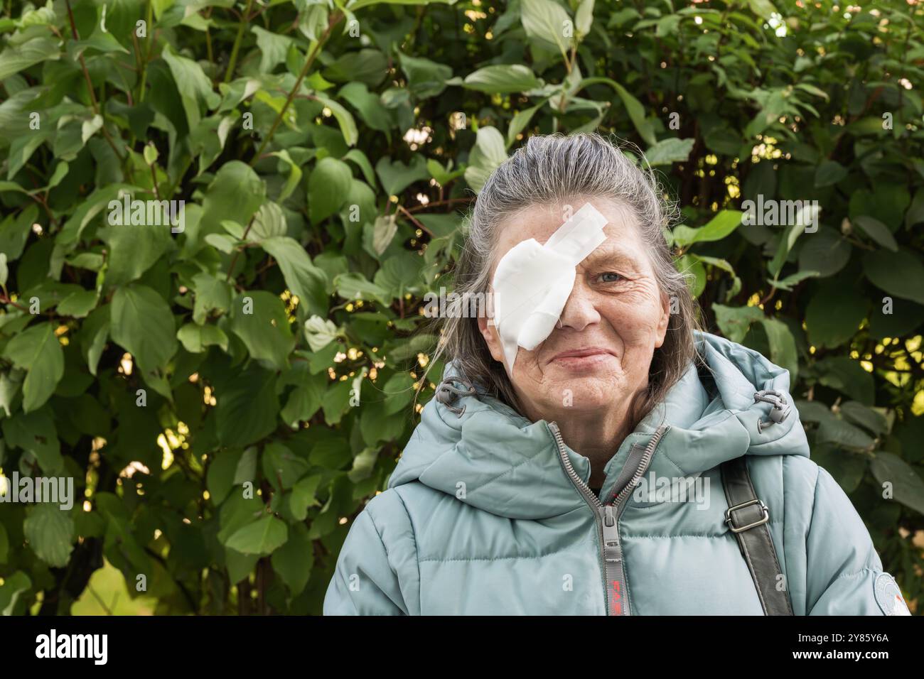 Femme avec un bandage oculaire Banque D'Images
