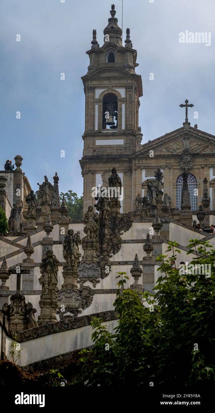 Escalier et église, Sanctuaire de Bom Jesus do Monte, Braga, Portugal. Patrimoine mondial de l'UNESCO. Juillet 2021 Banque D'Images