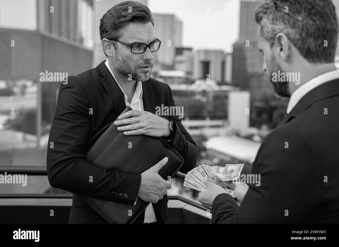 Entrepreneur a fait un acompte sur une nouvelle entreprise commerciale. Deux hommes d'affaires ont échangé de l'argent contre un accord commercial. Facture de l'argent, le personnel des finances comptant l'argent Banque D'Images