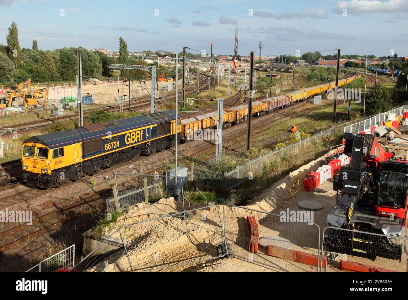 GB Railargo Class 66 loco 66724 transporte le 6G87 1647 Belmont Yard au service des ingénieurs civils Marcheys House Jn à travers York le 9/8/24. Banque D'Images