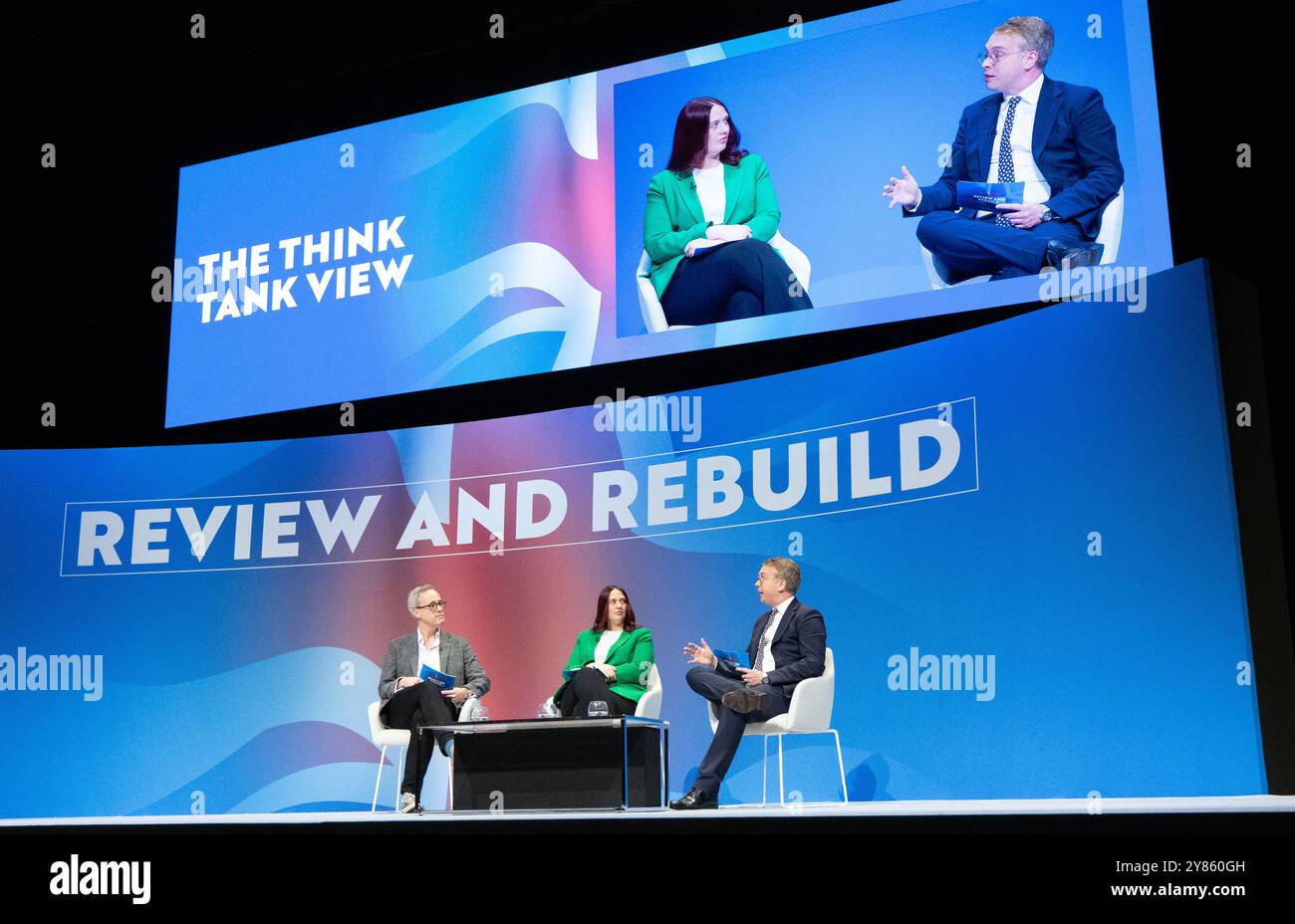 Sebastian Payne , directeur du Think Tank, mène une discussion sur la scène principale avec Lord Stephen Parkinson, (baron Parkinson de Whitley Bay) et Emma Revell , directrice des affaires extérieures au CPS, à la Conférence conservatrice 2024. La Conférence s'est déroulée du dimanche 29 septembre 2024 au mercredi 2 octobre 2024. Conférence conservatrice Birmingham UK photo : garyroberts/worldwidefeatures.com Banque D'Images