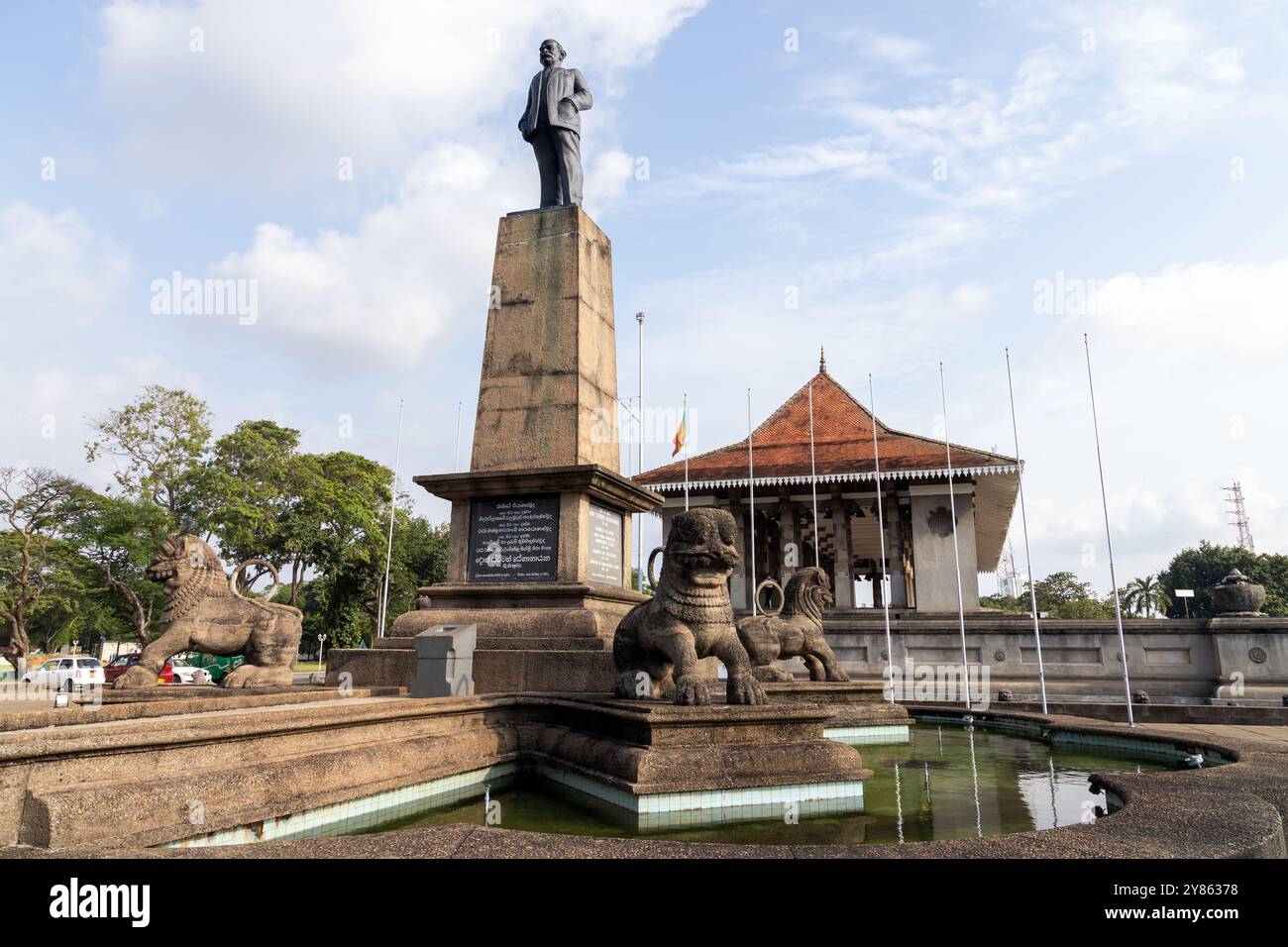 Colombo, Sri Lanka - 3 décembre 2021 : le monument commémoratif de l'indépendance est un monument national au Sri Lanka. A l'entrée du bâtiment se trouve un statu Banque D'Images