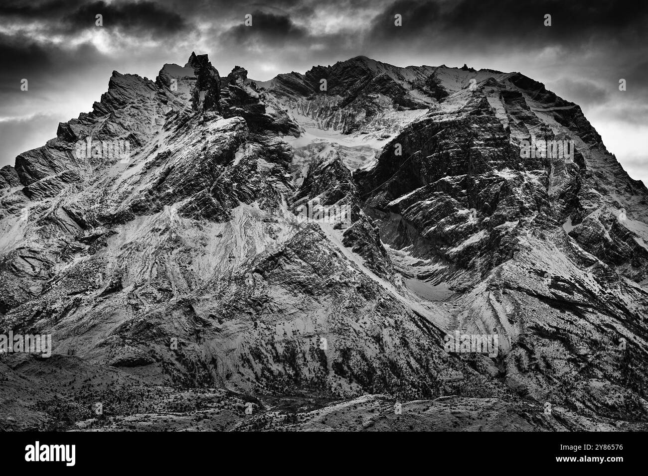 Paysage montagneux noir et blanc. Montagnes de Patagonie avec de la neige. Lago Nordenskjold, Parc national de Torres del Paine, Chili. Ciel nocturne bleu crépusculaire. Banque D'Images