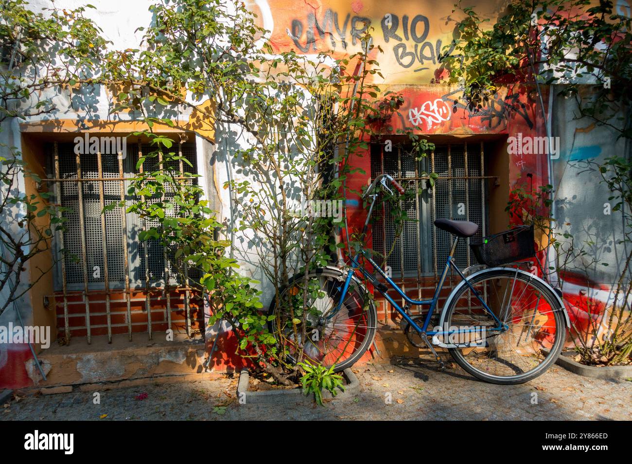Kreuzberg City Town District quartier Street scène avec le vieux vélo garé, sous-sol bas barré fenêtres Kreuzberg Berlin Allemagne Banque D'Images