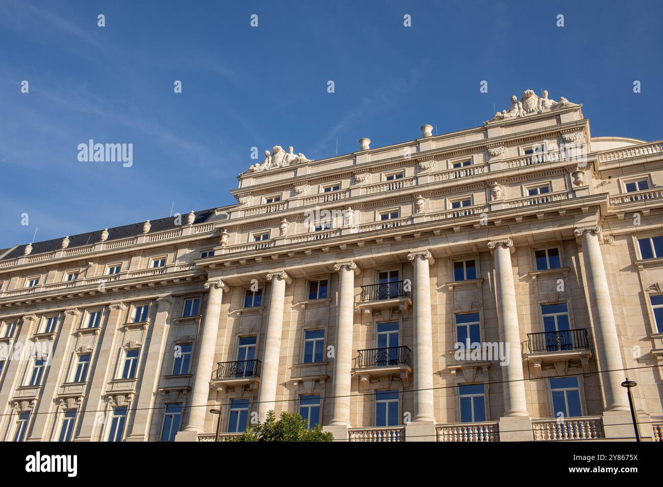 Budapest, Hongrie - 4 juillet 2023 : bâtiments historiques sur la place Lajos Kossuth, en face du parlement Banque D'Images