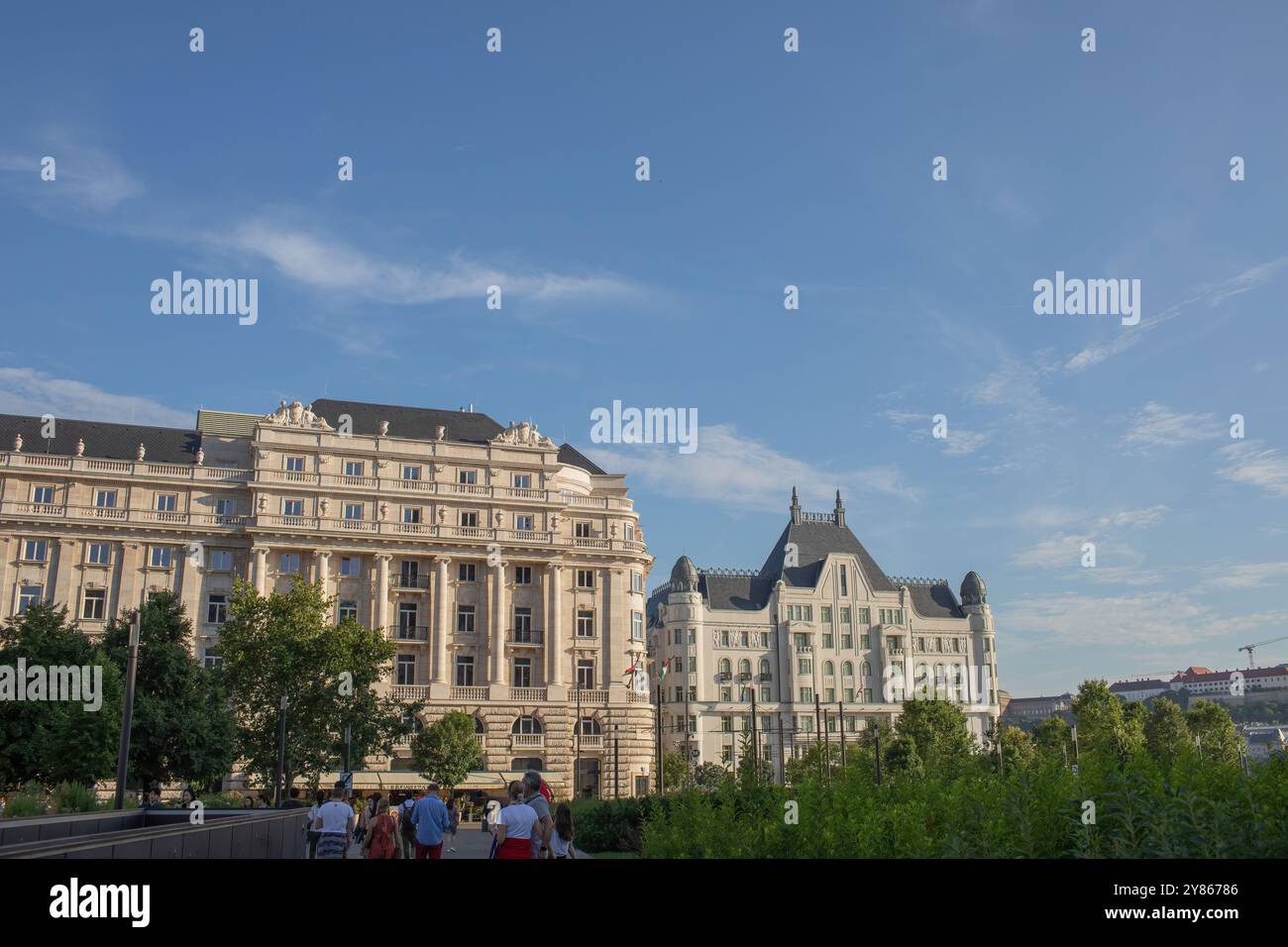 Budapest, Hongrie - 4 juillet 2023 : bâtiments historiques sur la place Lajos Kossuth et bâtiment du Bureau du gouvernement Banque D'Images