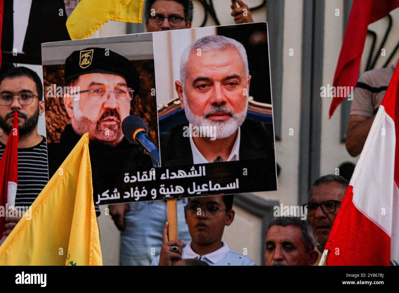 Tunis, Tunisie. 02 octobre 2024. Une image de feu le Hezbollah Fuad Shukr et feu le dirigeant du Hamas Ismaël Haniyeh est soulevée lors d'une manifestation devant le théâtre municipal de Tunis en soutien aux Palestiniens et aux Libanais dans le cadre des offensives militaires israéliennes à Gaza et au Liban. Les manifestants ont également soulevé des images du Secrétaire général du Hezbollah Hassan Nasrallah pour commémorer les dirigeants suite à leur assassinat par Israël. Les participants ont également agité le drapeau palestinien, libanais, iranien et du Hezbollah tout en élevant l'image du leader du Hamas Yahya Sinwar. L'Iran a récemment retali Banque D'Images