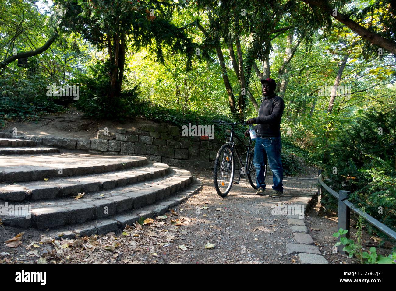 Homme afro-américain homme personne seule à Görlitzer Park Kreuzberg Berlin Allemagne Europe Banque D'Images