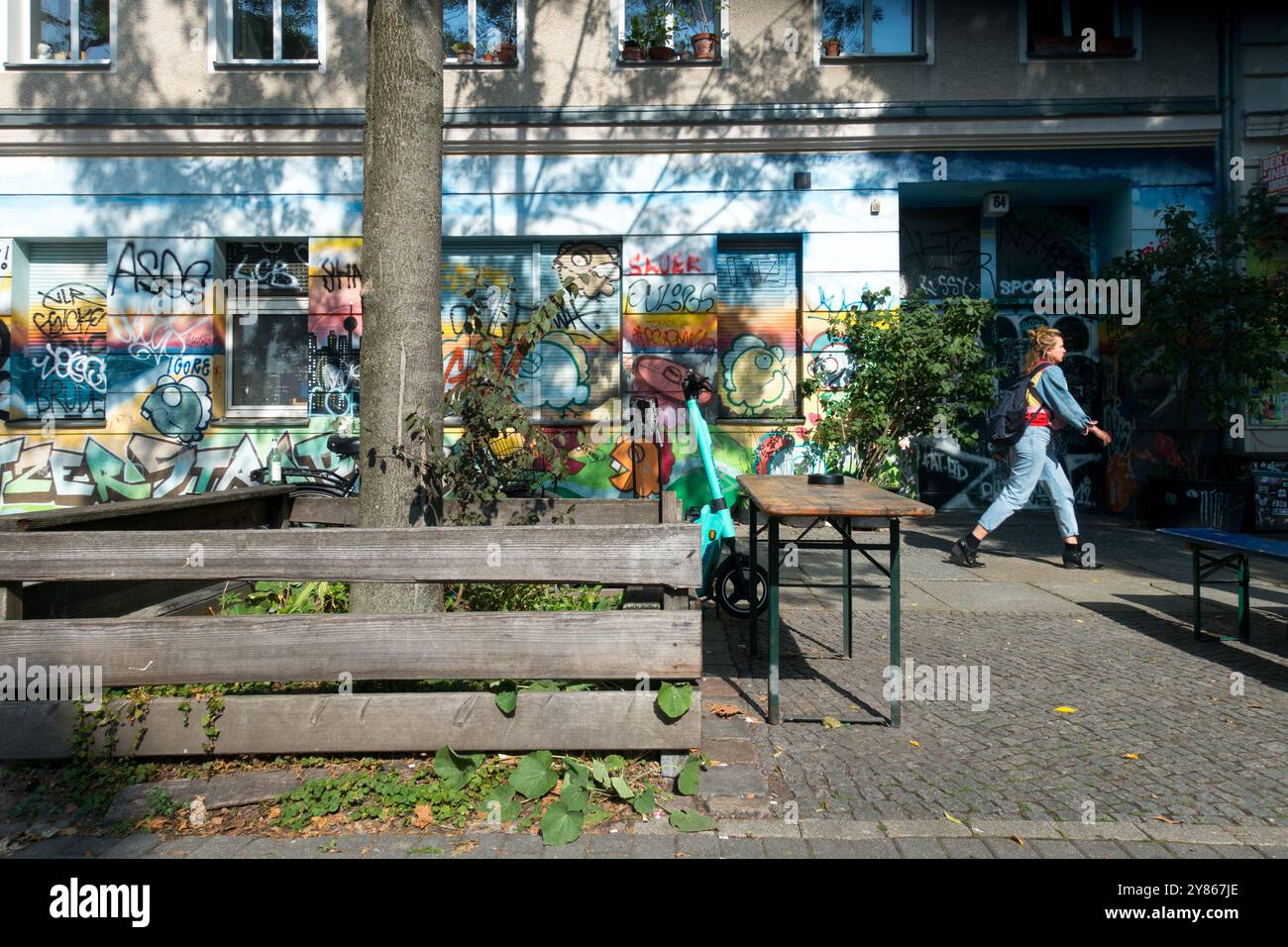Femme célibataire personne femme seule marcher, Street Lifestyle loisirs vie quotidienne, quartier Kreuzberg City Town District Kreuzberg Berlin Allemagne Banque D'Images