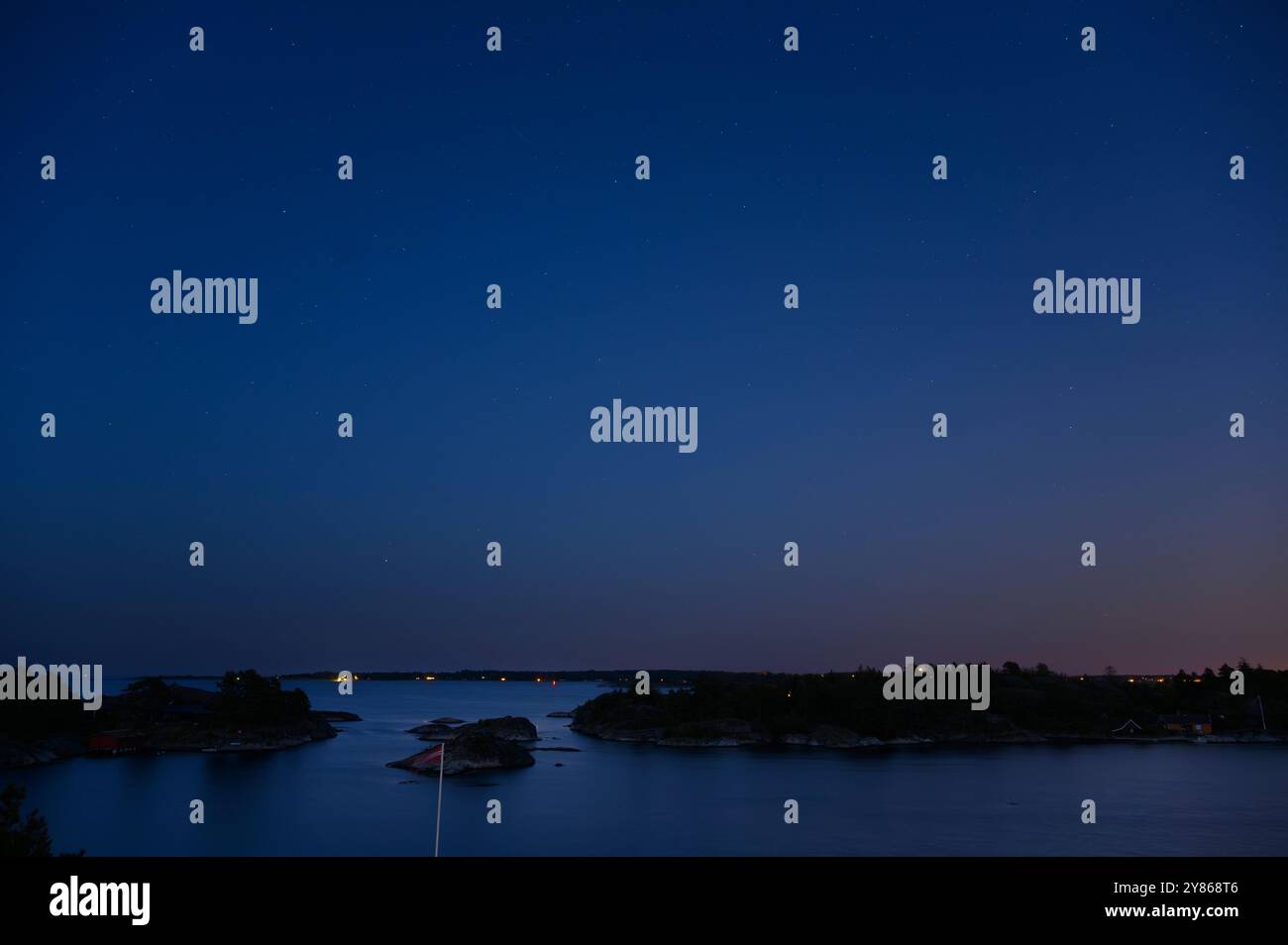 Les étoiles sortent dans un ciel bleu clair de nuit au-dessus de Jomfruland et d'autres îles de l'archipel de Kragerø dans le comté de Telemark, en Norvège. Banque D'Images