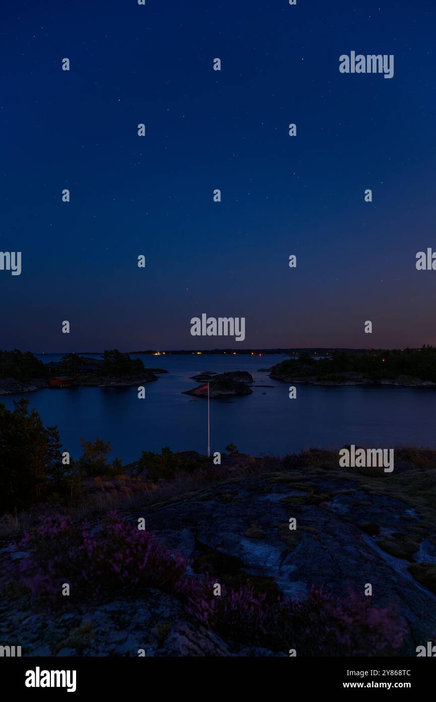 Les étoiles sortent dans un ciel bleu clair de nuit au-dessus de Jomfruland et d'autres îles de l'archipel de Kragerø dans le comté de Telemark, en Norvège. Banque D'Images