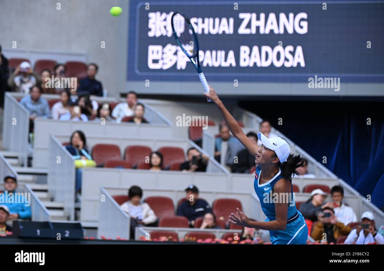 Pékin, Chine. 3 octobre 2024. Zhang Shuai, de Chine, sert pendant le quart de finale en simple féminin contre Paula Badosa, d'Espagne, au tournoi de tennis de Chine 2024 à Beijing, Chine, le 3 octobre 2024. Crédit : Zhang long/Xinhua/Alamy Live News Banque D'Images