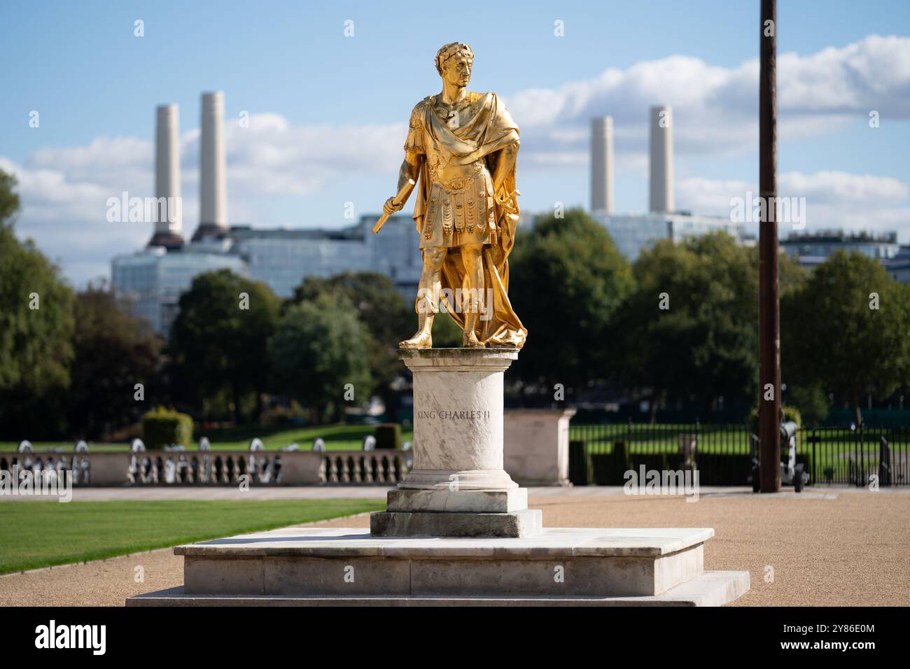 Statue en bronze doré du roi Charles II dans la tenue d'un général romain par Grinling Gibbons dans le parvis du Royal Hospital Chelsea, Londres Banque D'Images