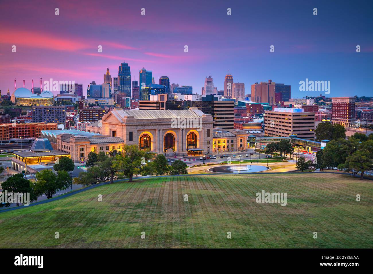 Kansas City, Missouri, États-Unis. Image de paysage urbain aérien de Kansas City à l'heure bleue du crépuscule. Banque D'Images