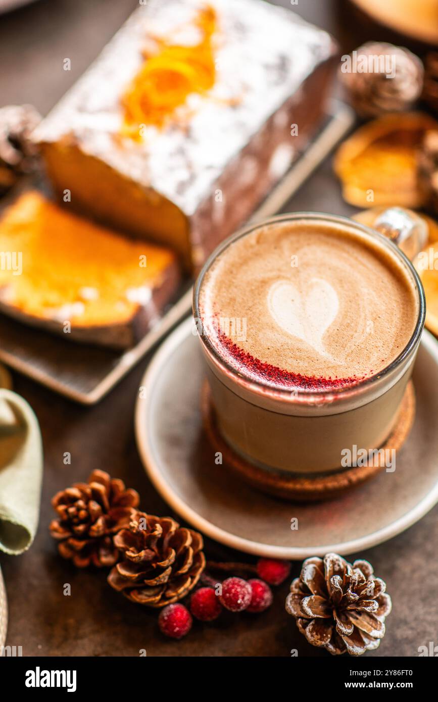 Fond de Noël avec chai latte et gâteau aux carottes maison. Table de Noël. Banque D'Images