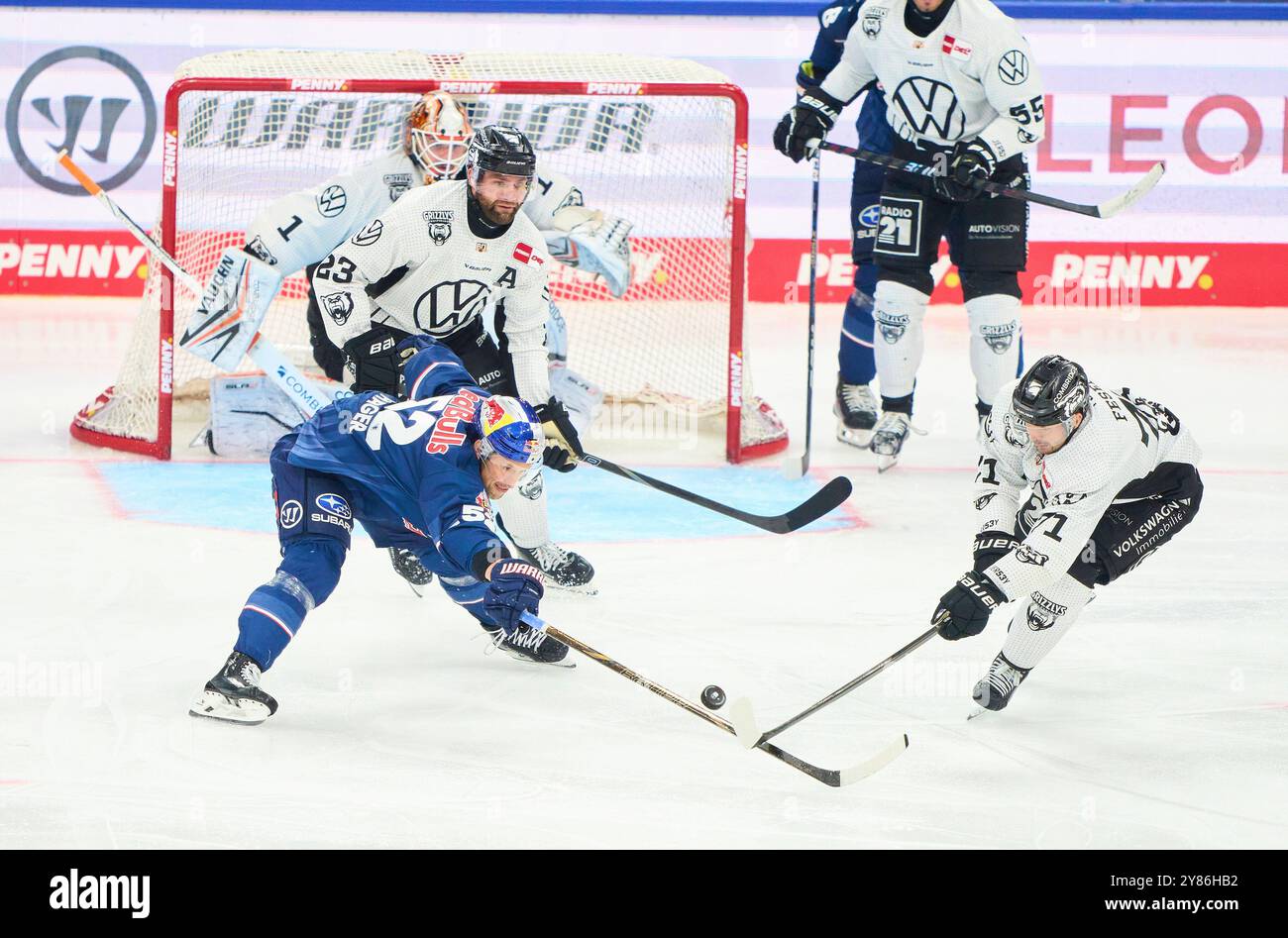 Munich, Allemagne. 02 octobre 2024. Patrick HAGER, EHC RB MUC 52 Compete, zweikampf, combat pour la rondelle contre Justin Feser, Grizzlys WOB 71 dans le Penny DEL match EHC RB MUENCHEN - GRIZZLYS WOLFSBURG 7-4 au SAP Garden à Munich, Allemagne, le 2 octobre 2024. Saison 2024/2025, Journée 5, photographe : ddp images/STAR-images crédit : ddp Media GmbH/Alamy Live News Banque D'Images