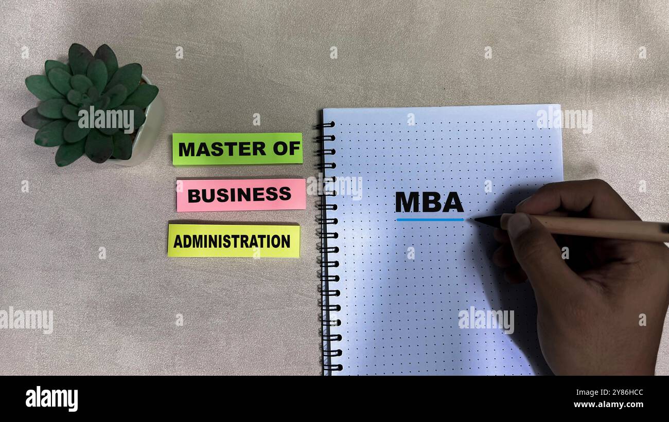 Concept de MBA - Master of Business Administration écrire sur des notes adhésives isolées sur une table en bois. Banque D'Images