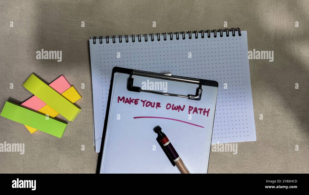 Concept de Make Your Own Path écrire sur des documents isolés sur fond de bois. Banque D'Images