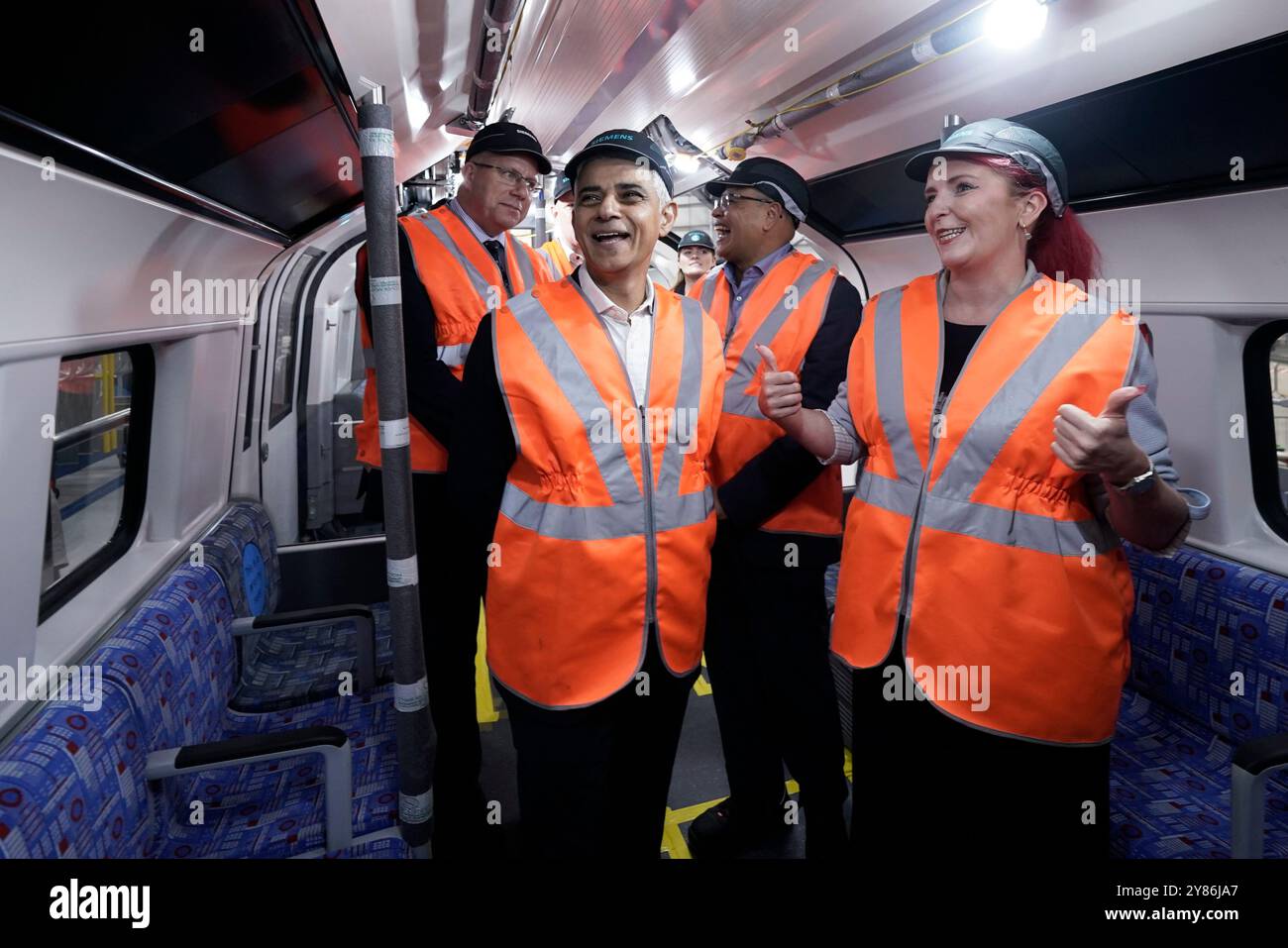 Louise Haigh, secrétaire aux Transports, et Sadiq Khan, maire de Londres, lors de l'inauguration du Village ferroviaire de Siemens à Goole, une usine de fabrication de 200 millions de livres sterling dans l'East Yorkshire qui soutiendra 700 emplois et jouera un rôle dans la production de la prochaine génération de trains au Royaume-Uni, y compris les nouveaux trains Piccadilly Line à Londres. Date de la photo : jeudi 3 octobre 2024. Banque D'Images